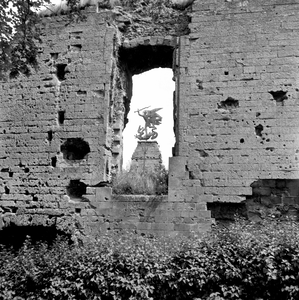 837681 Afbeelding van de windvaan met St. Michaël en de draak, gezien door een van de vensters van de ruïne van Kasteel ...